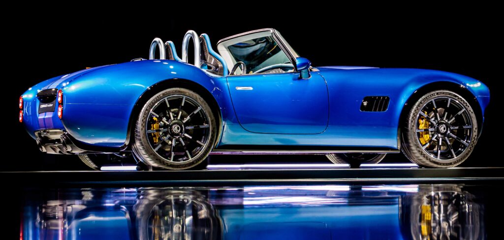 Video: AC Cobra GT Roadster, 663 beygir güç sağlayan süperşarjlı bir V8 motorla tanıtıldı