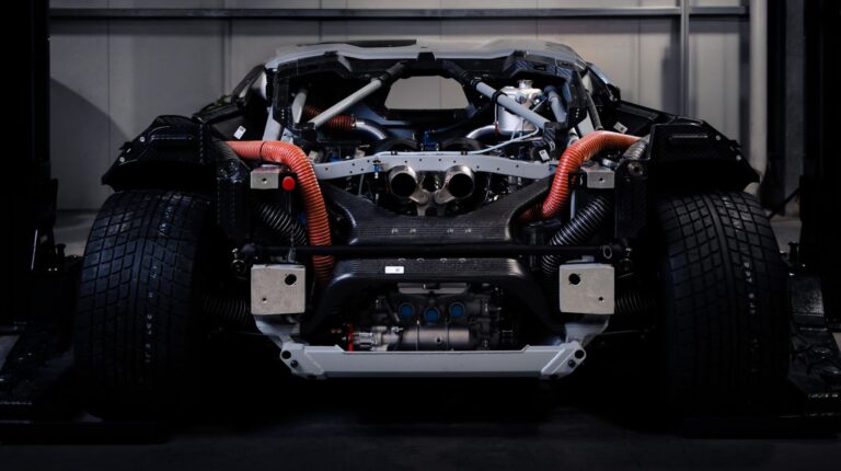 The engine and chassis of the Lamborghini Temerario GT3.